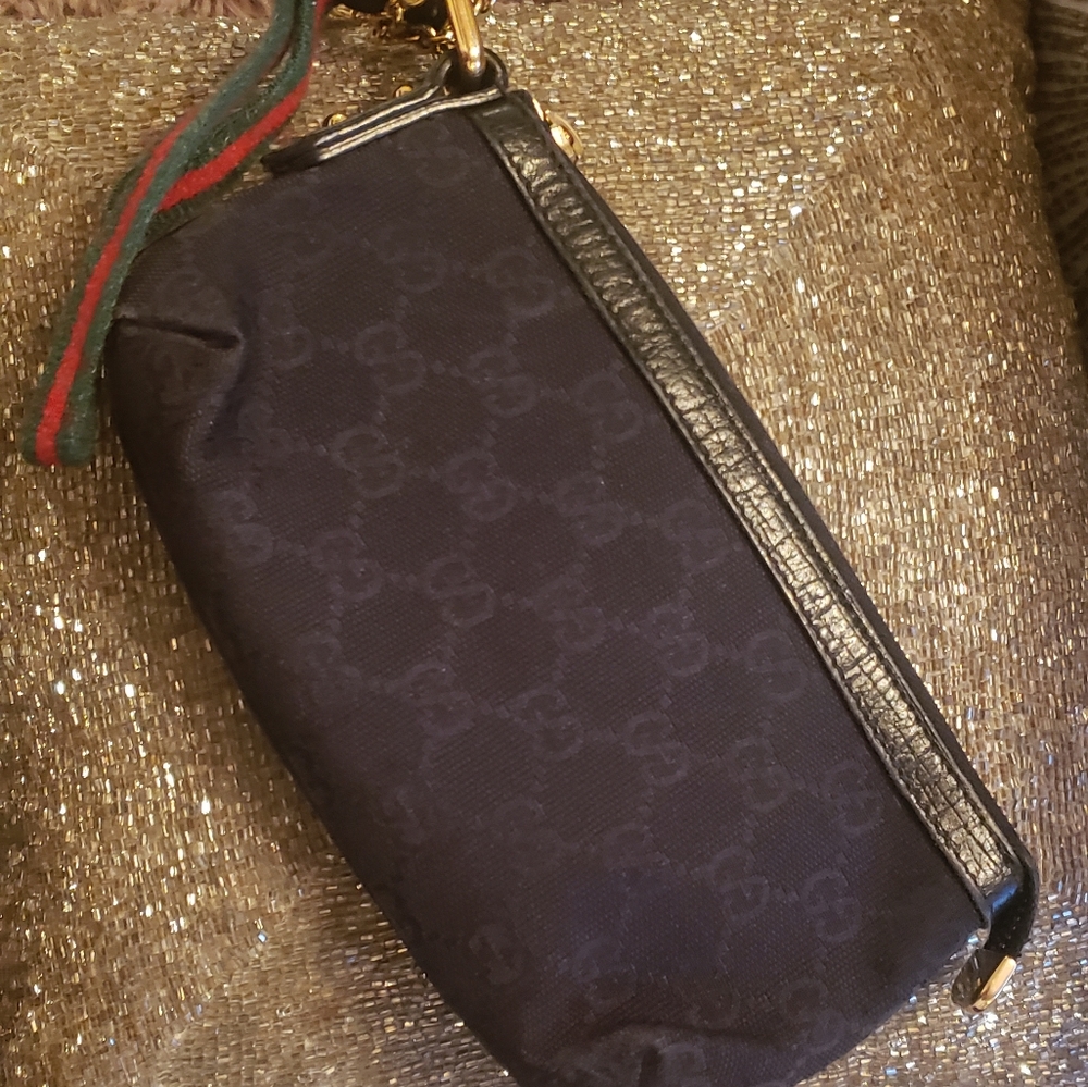 Authentic Gucci wristlet missing piece to pull zip